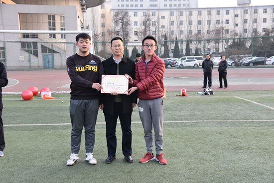 杨总为获奖选手颁奖.JPG